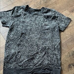 Lululemon Black & Gray Short Sleeve Crewneck Workout Top